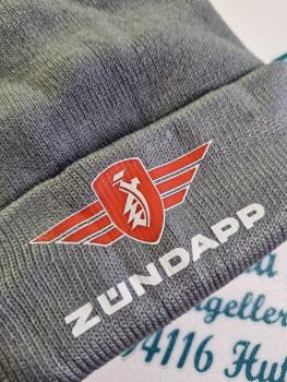 Zündapp Strickmütze – Klassisches Design in Grau mit Rot Weißem Zündapp-Flügellogo und Schriftzug
